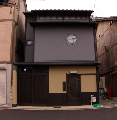 梅の窓がある店